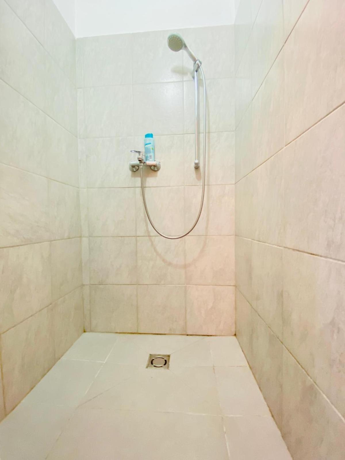 Bright 5br W Great Transport Link Apartment