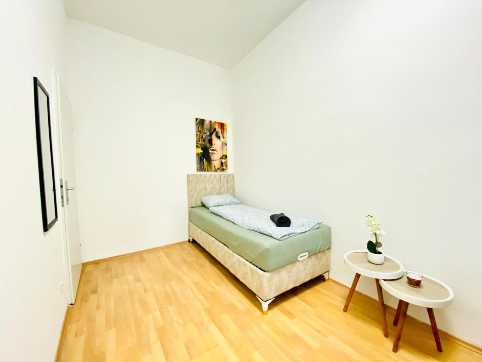 Bright 5br W Great Transport Link Apartment