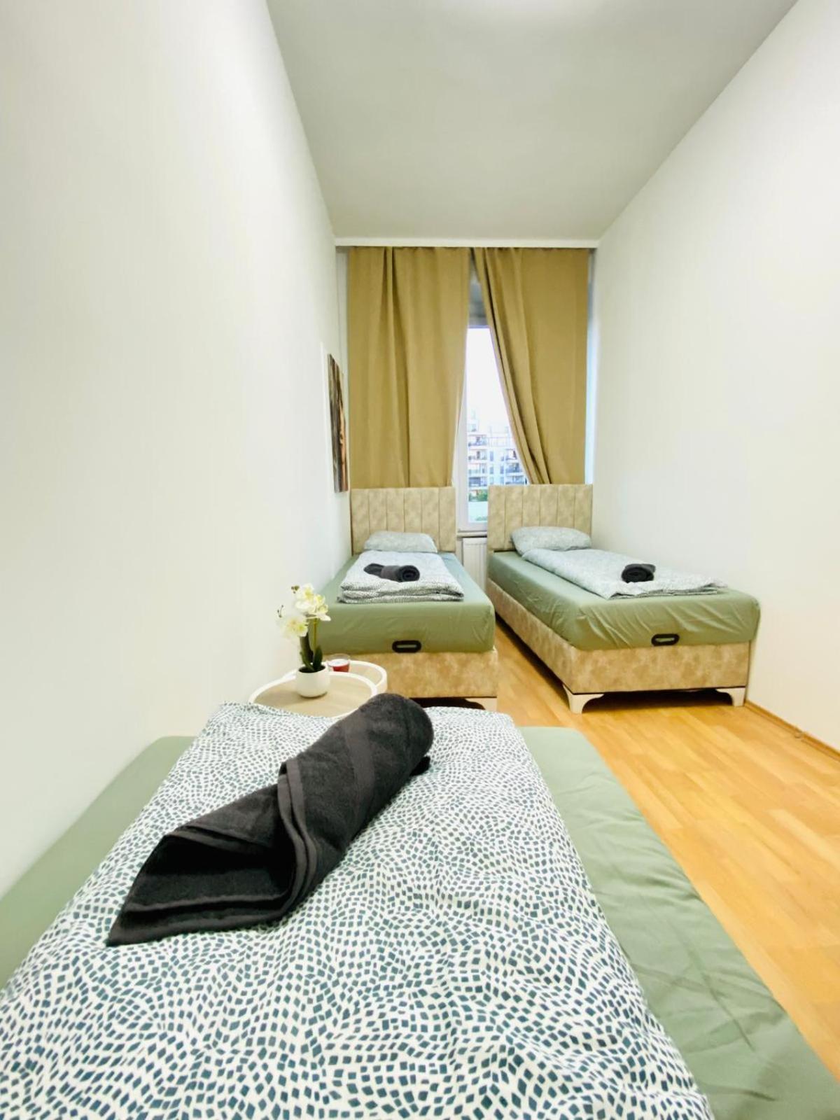 Bright 5br W Great Transport Link Apartment *
