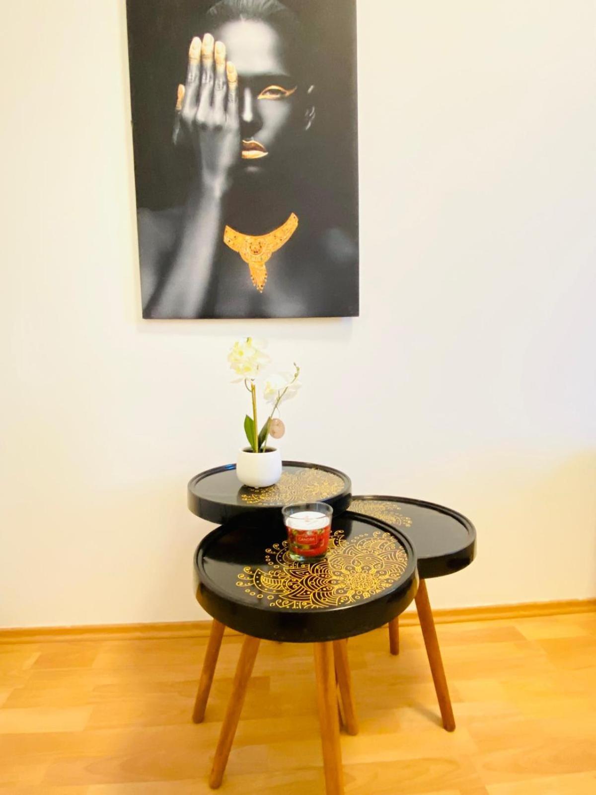 Bright 5br W Great Transport Link Apartment