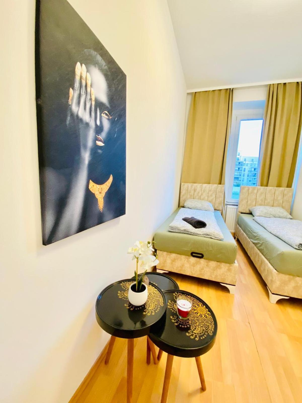 Bright 5br W Great Transport Link Apartment *
