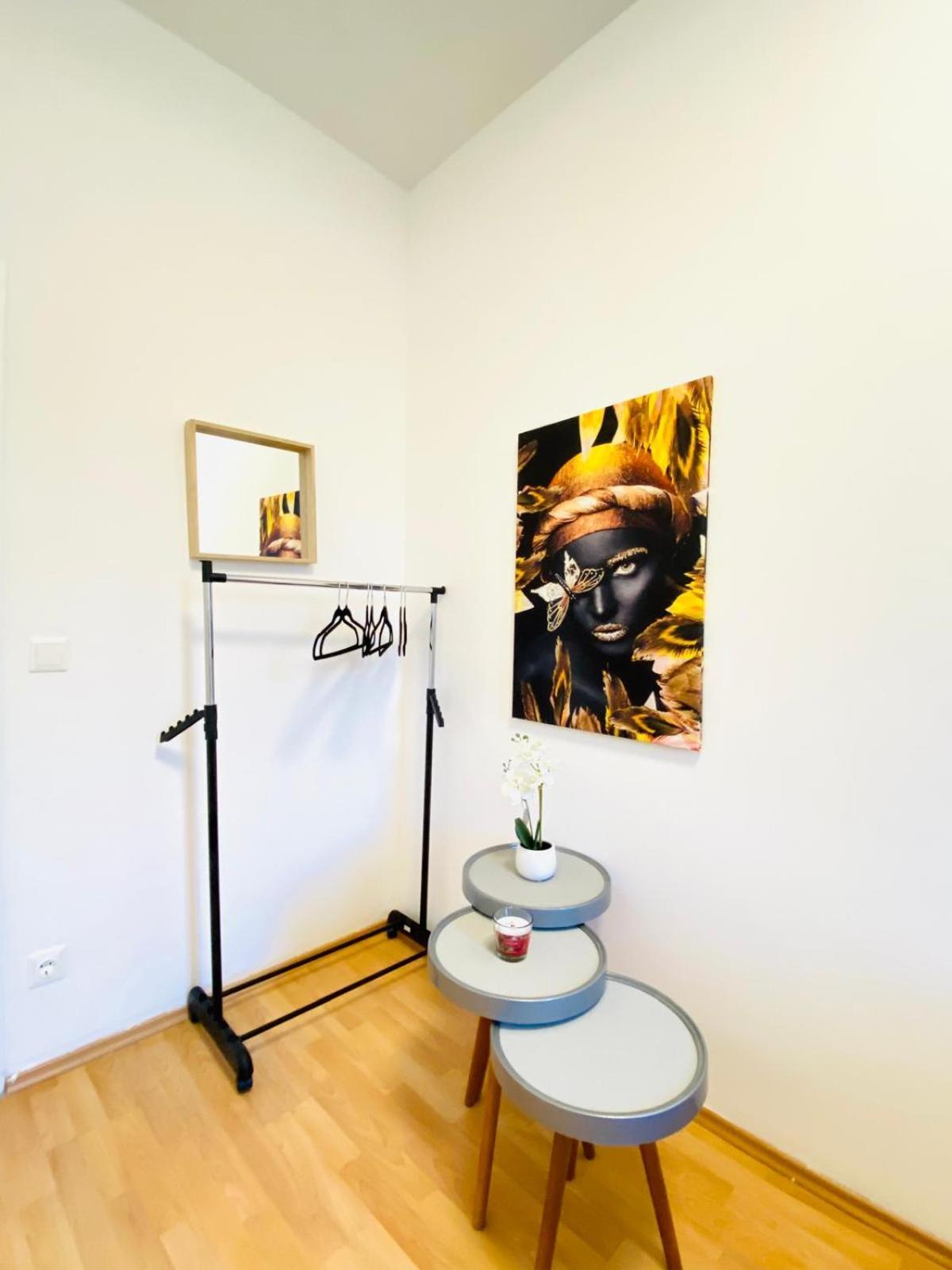 Bright 5br W Great Transport Link Apartment *